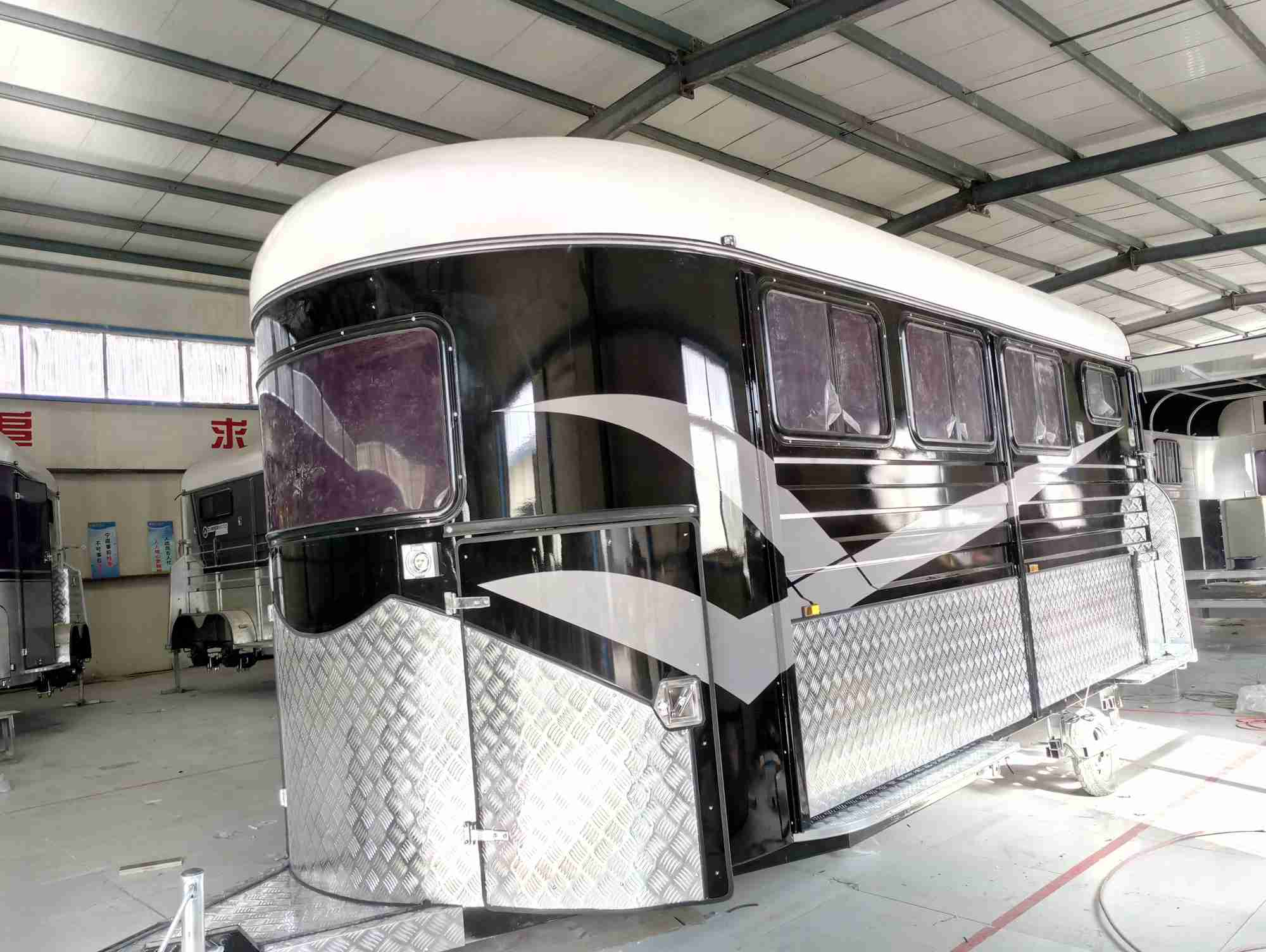 عوامة حصان من النوع الفاخر تتسع لـ 3 خيول