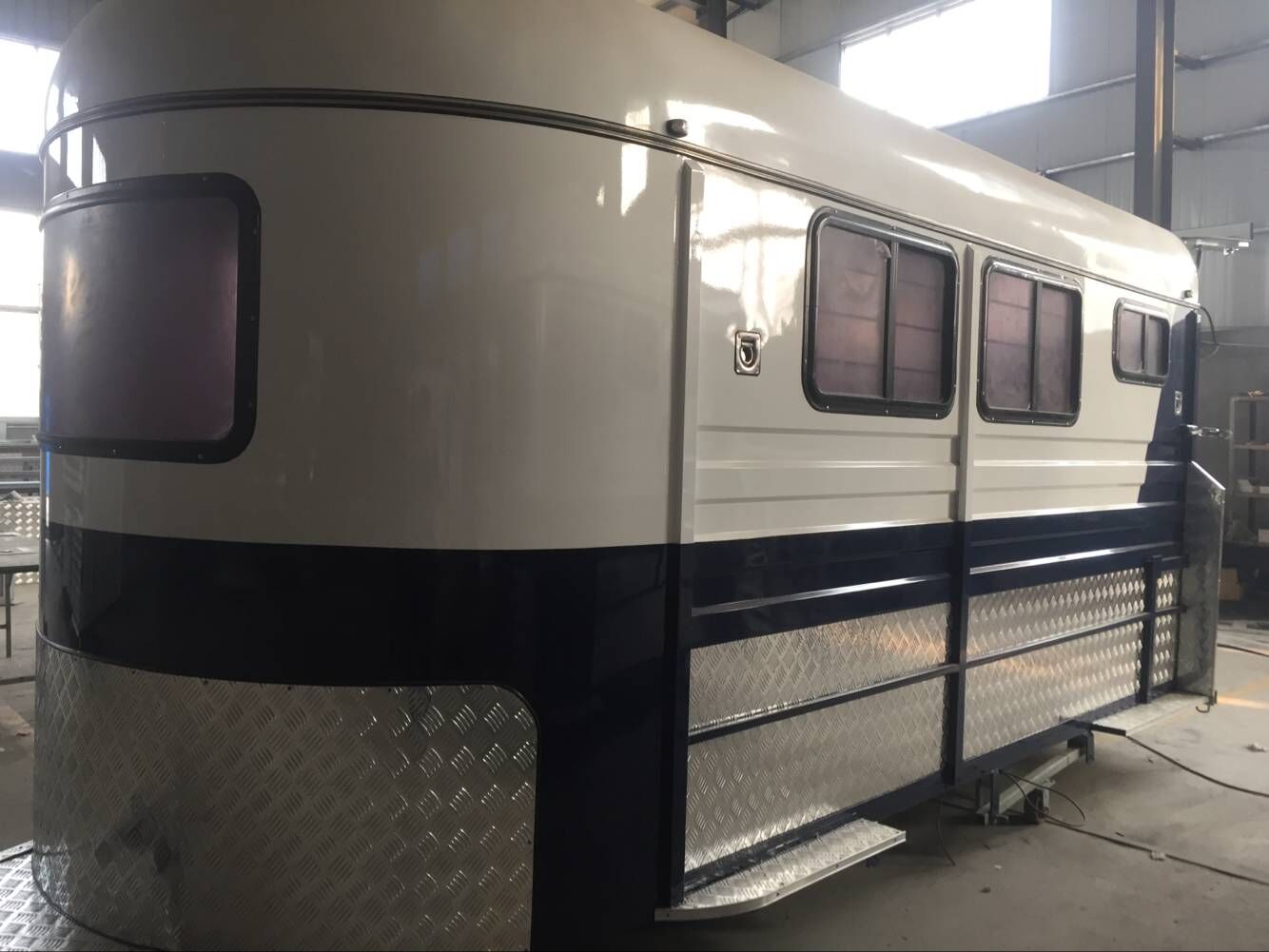 عوامة حصان ذات تحميل زاوية لـ 3 خيول