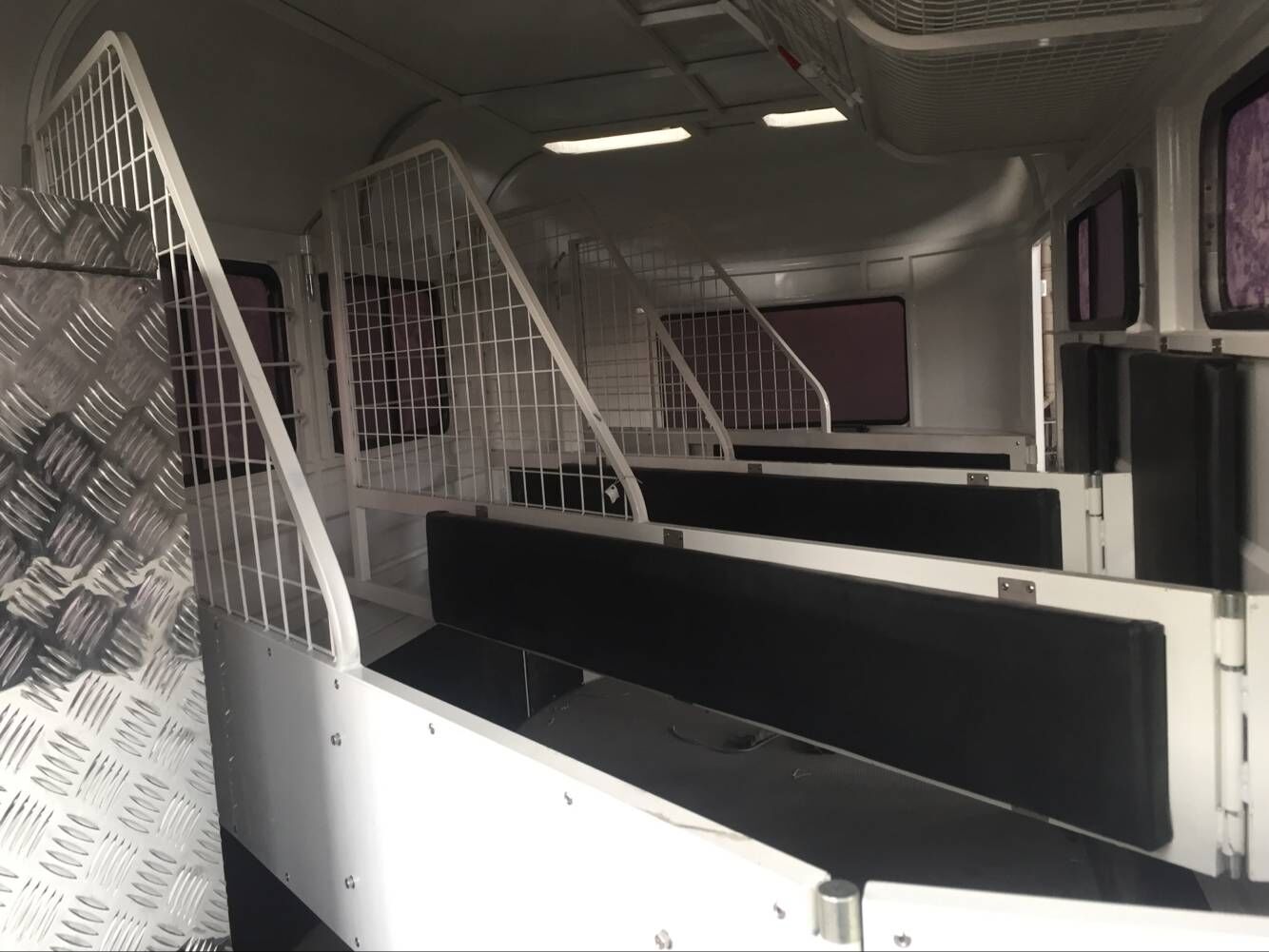 عوامة حصان ذات تحميل زاوية لـ 3 خيول