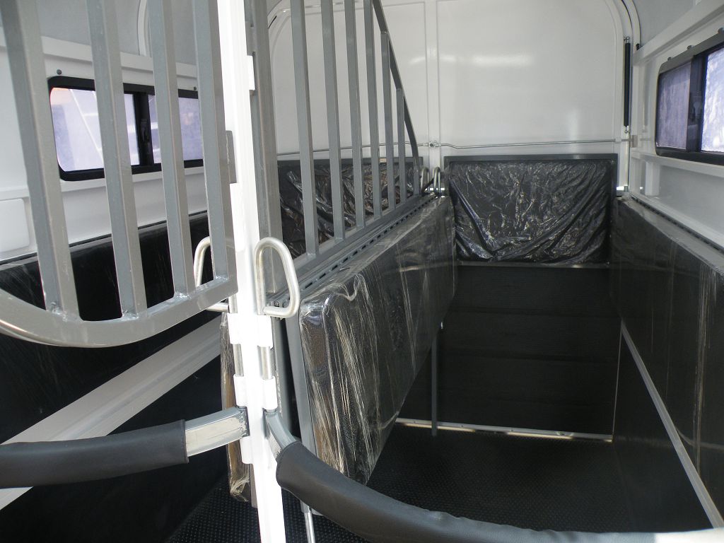 عوامة حصان من النوع الفاخر تتسع لحصانين