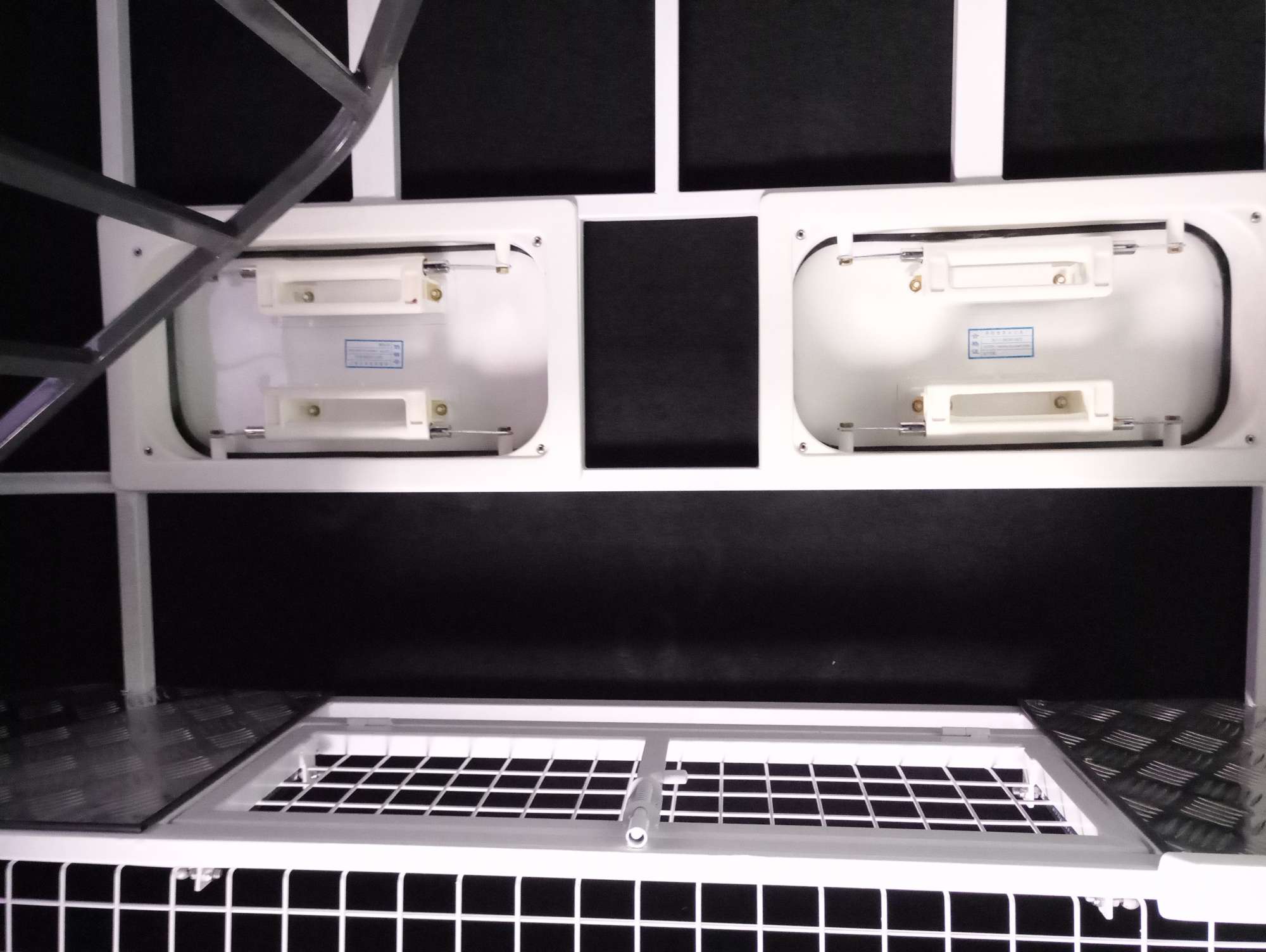 عوامة حصان من النوع الفاخر تتسع لـ 3 خيول