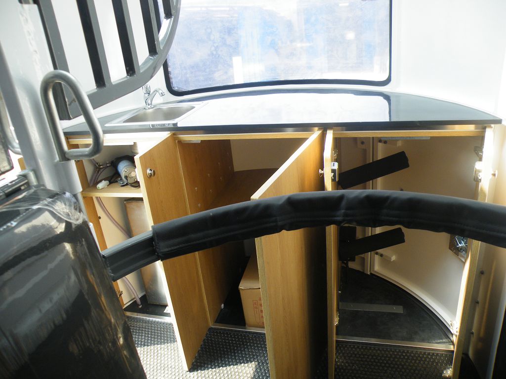 عوامة حصان من النوع الفاخر تتسع لحصانين