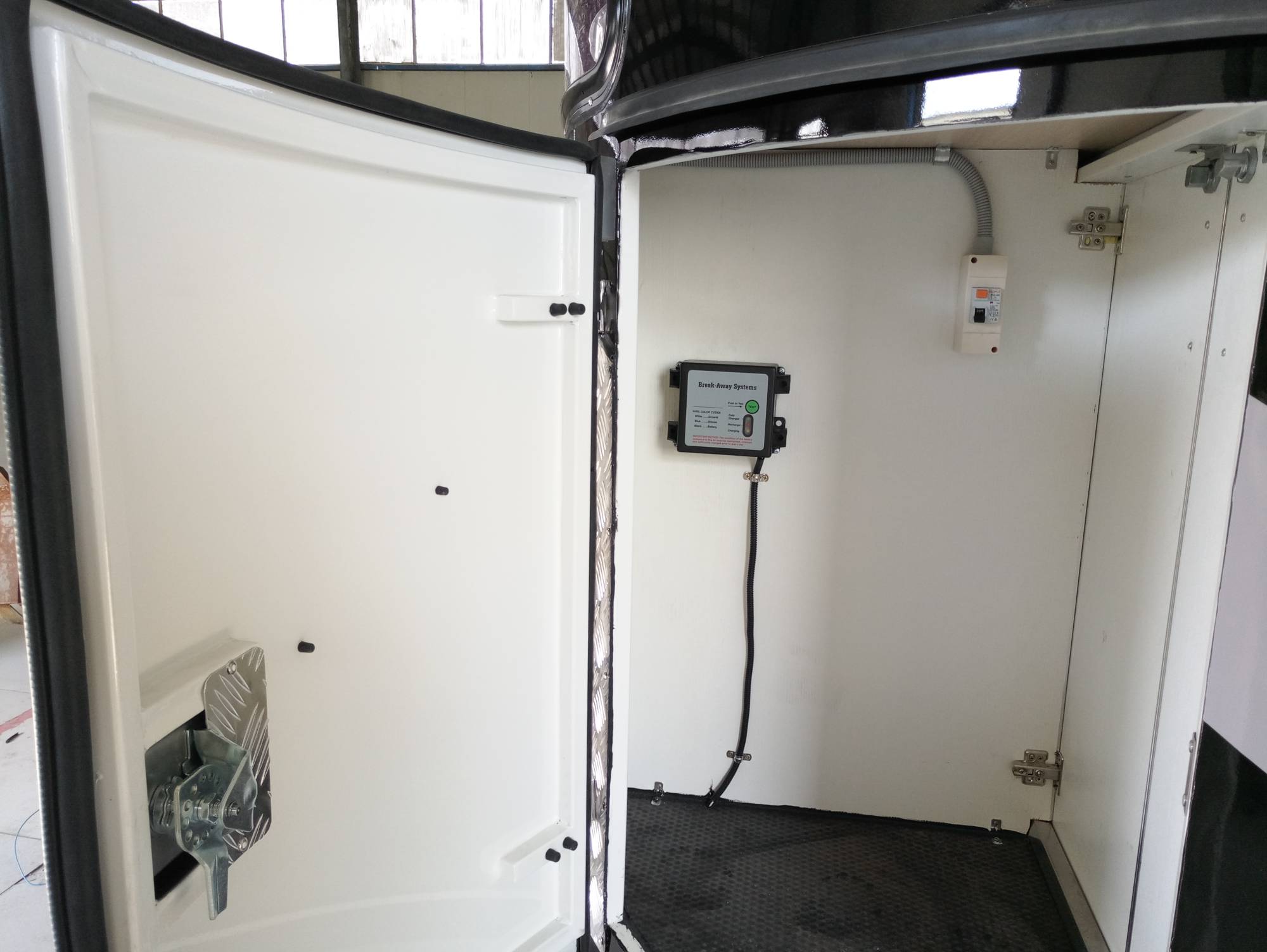 عوامة حصان من النوع الفاخر تتسع لـ 3 خيول