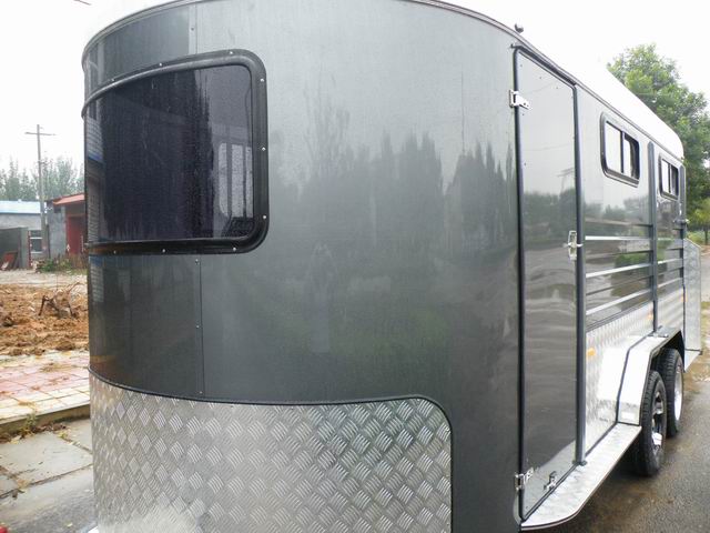 عوامة حصان من النوع الفاخر تتسع لـ 3 خيول