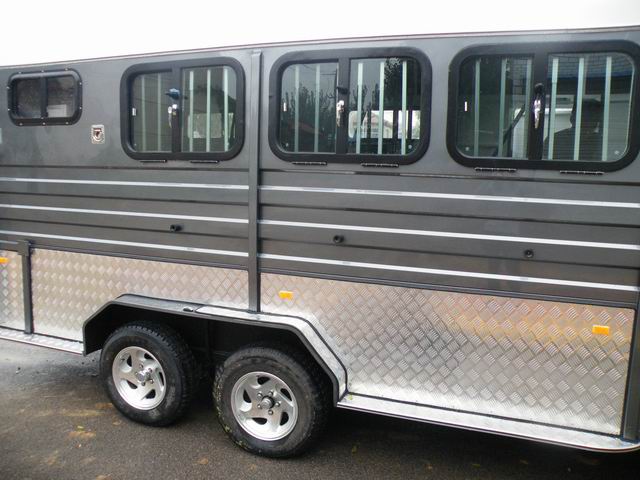 عوامة حصان من النوع الفاخر تتسع لـ 3 خيول