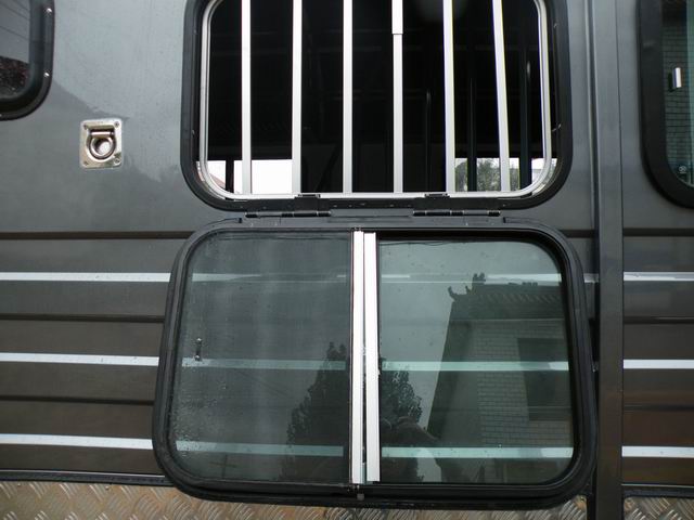 عوامة حصان من النوع الفاخر تتسع لـ 3 خيول