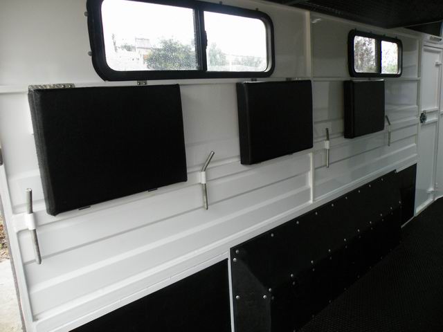 عوامة حصان من النوع الفاخر تتسع لـ 3 خيول