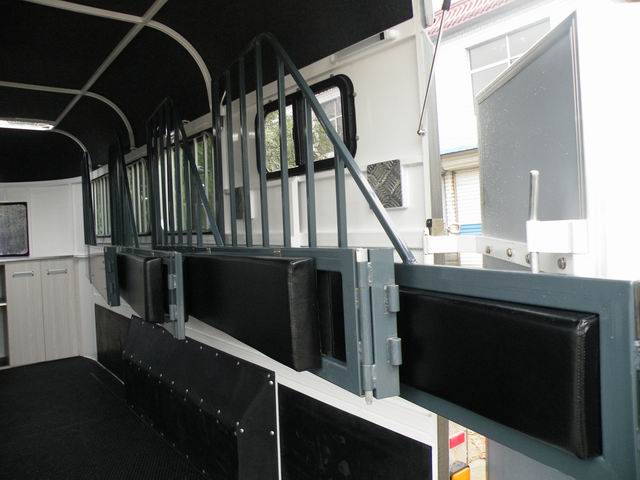 عوامة حصان من النوع الفاخر تتسع لـ 3 خيول