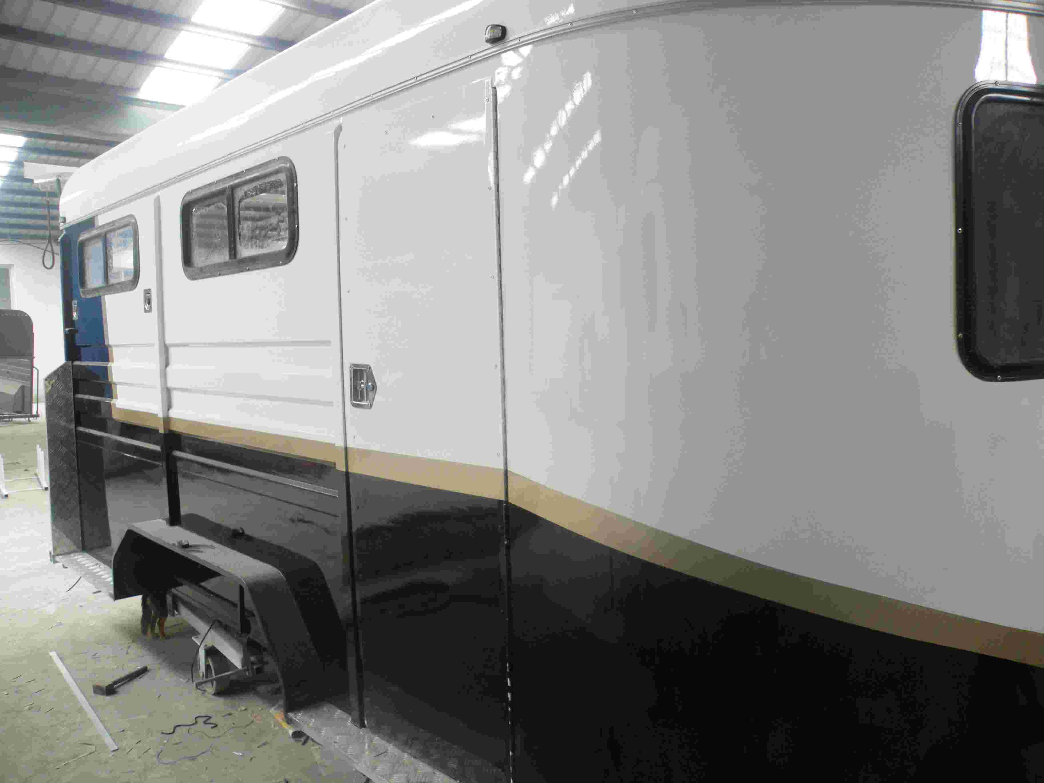 عوامة حصان ذات تحميل زاوية لـ 3 خيول