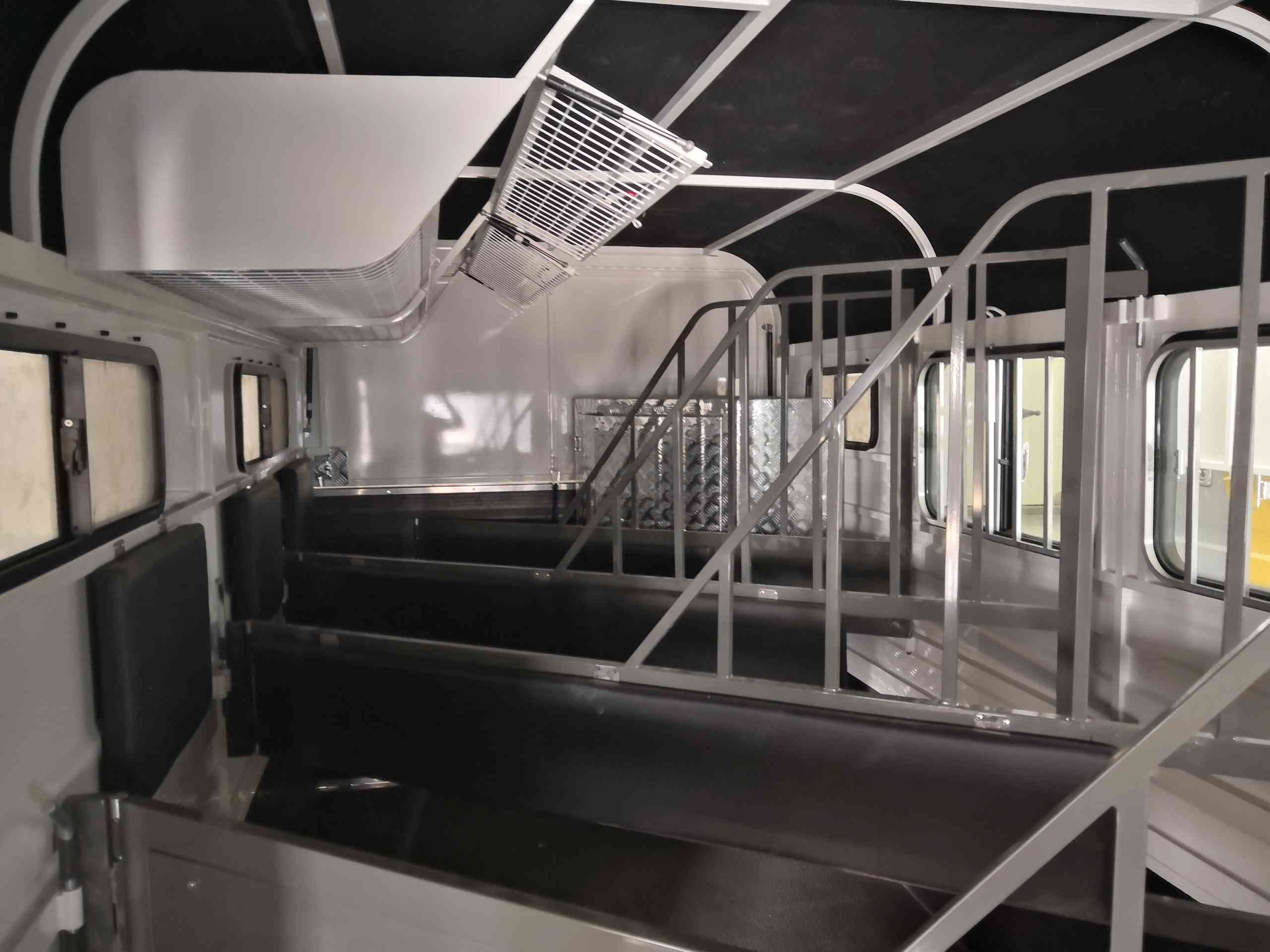 عوامة حصان من النوع الفاخر تتسع لـ 3 خيول