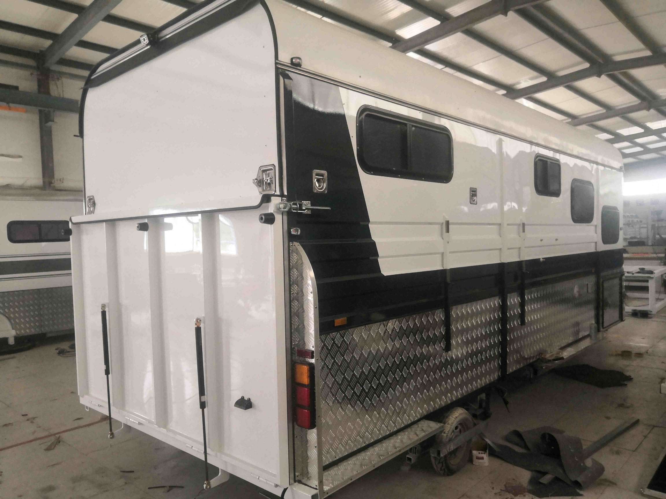 عوامة الحصان المخصصة