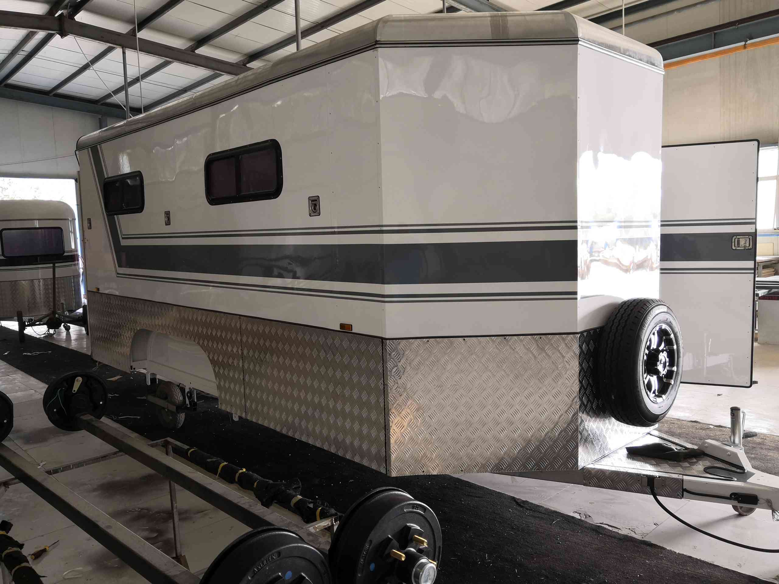 عوامة الحصان المخصصة