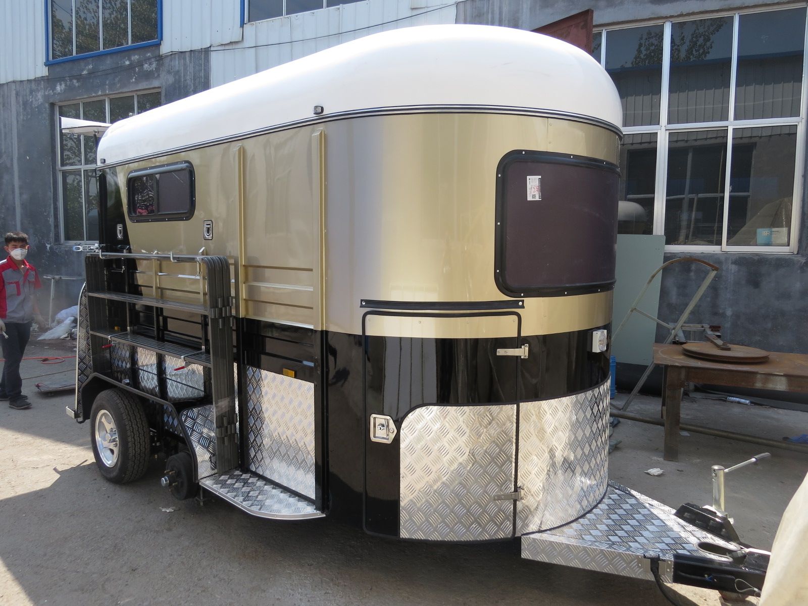 عوامة حصان من النوع الفاخر تتسع لحصانين