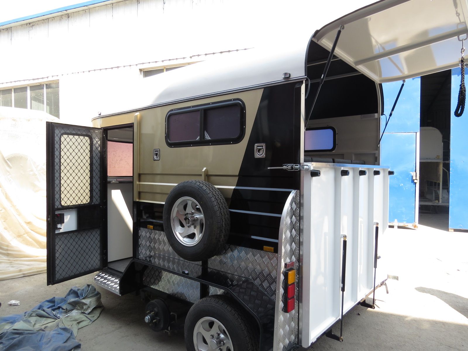 عوامة حصان من النوع الفاخر تتسع لحصانين