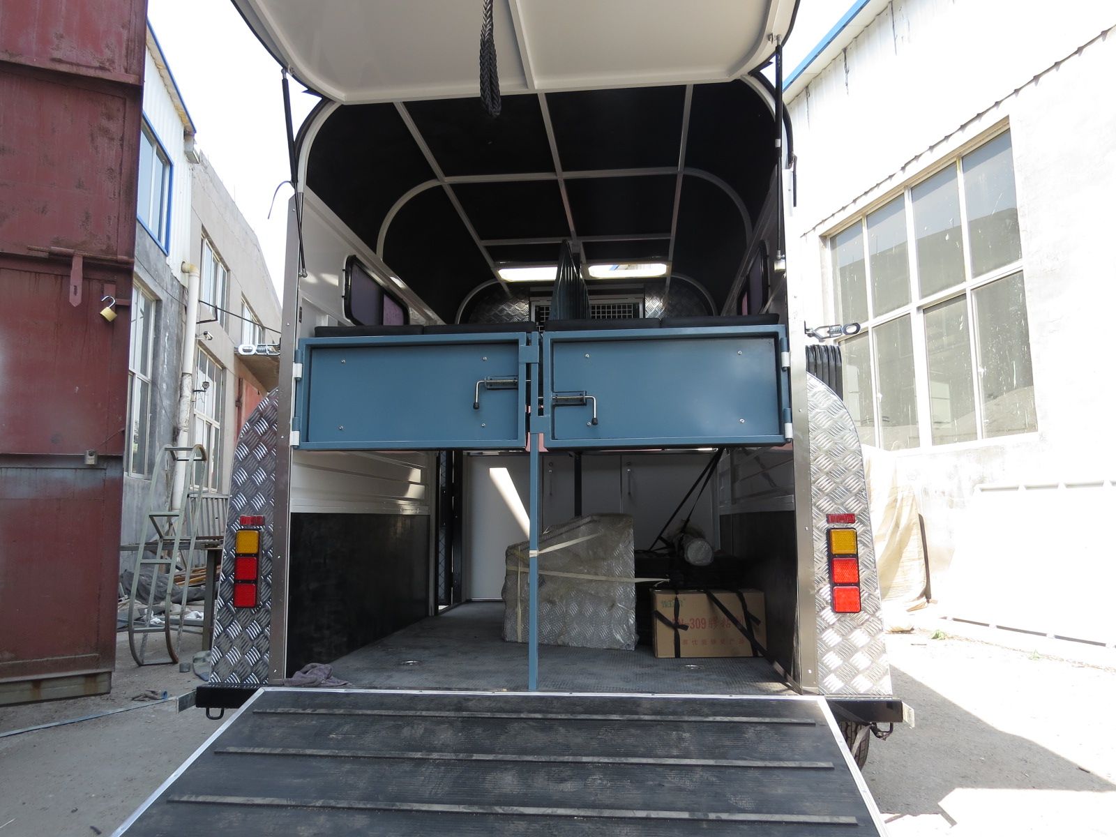 عوامة حصان من النوع الفاخر تتسع لحصانين