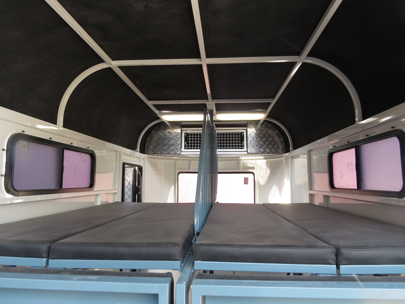 عوامة حصان من النوع الفاخر تتسع لحصانين