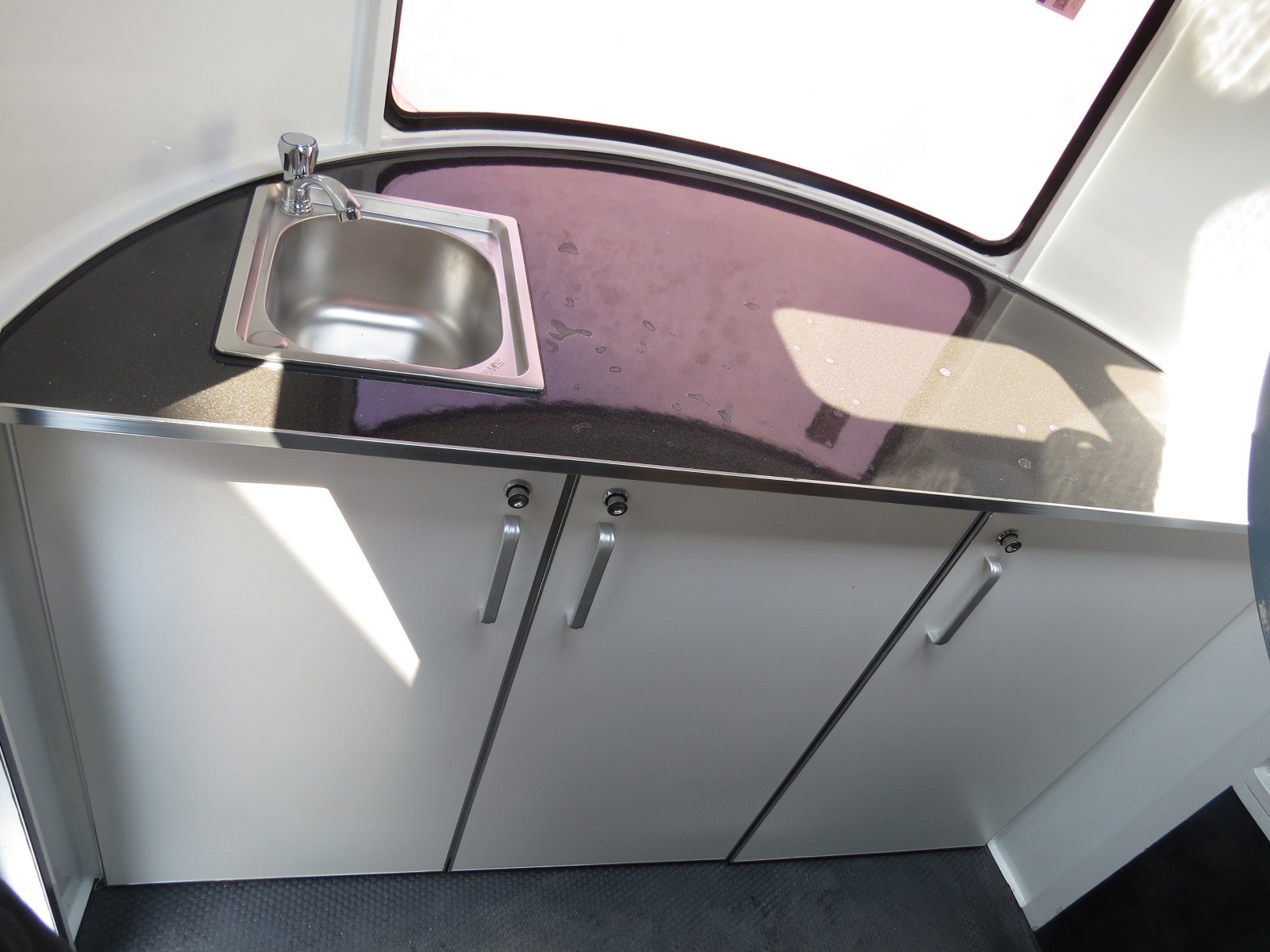 عوامة حصان من النوع الفاخر تتسع لحصانين