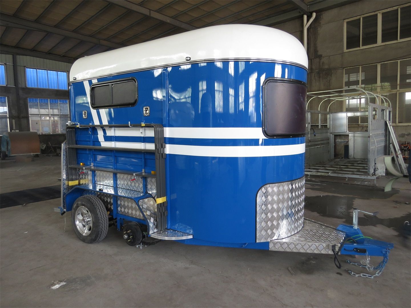 عوامة حصان من النوع القياسي تتسع لحصانين