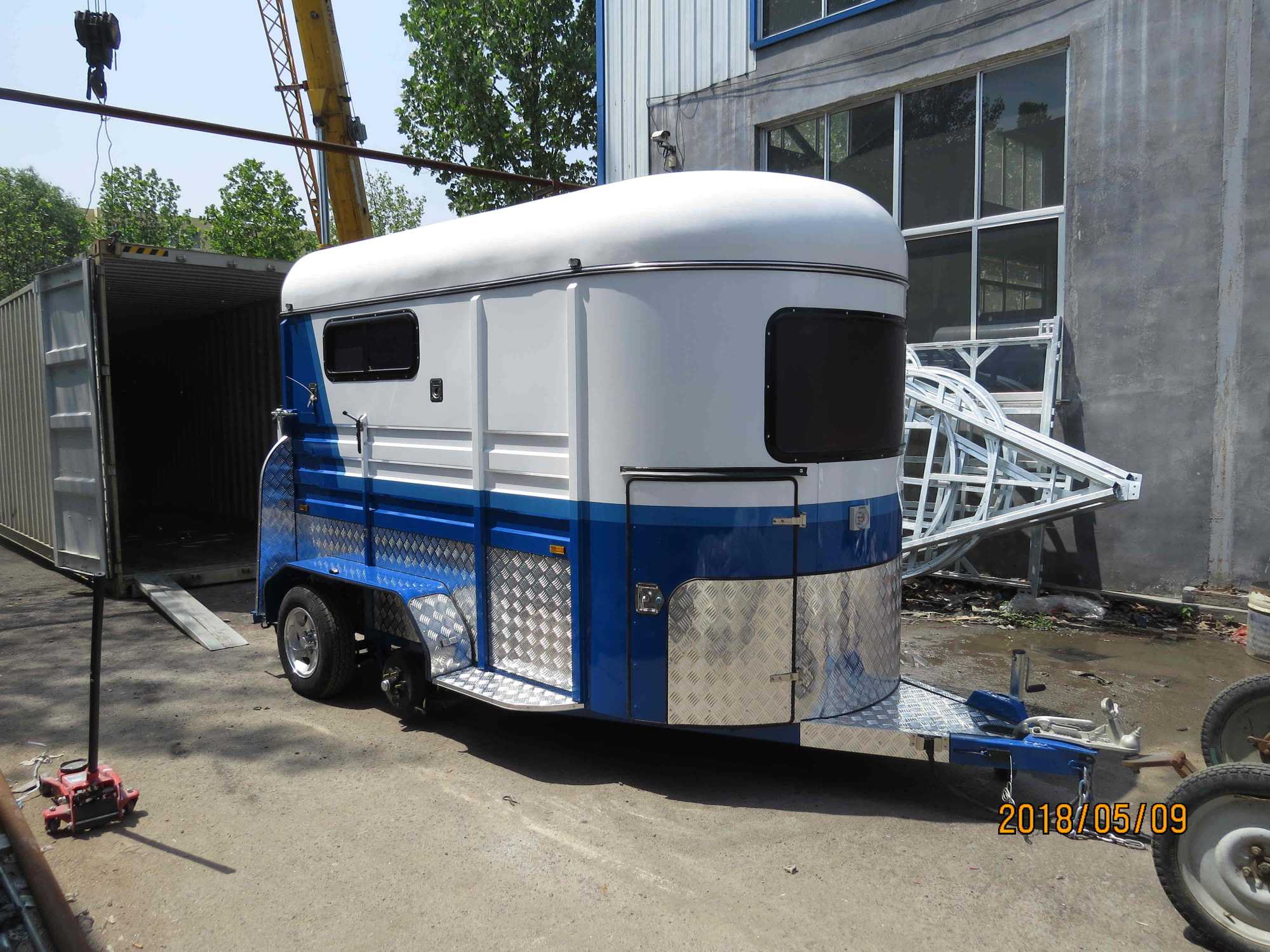 عوامة حصان من النوع القياسي تتسع لحصانين