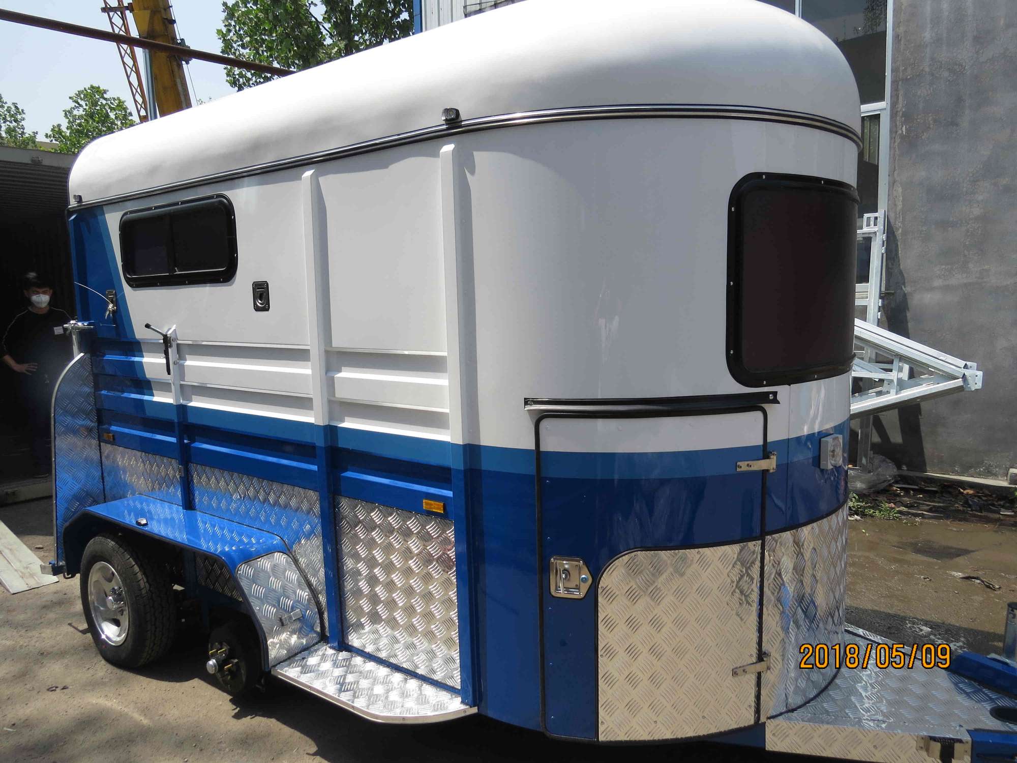 عوامة حصان من النوع القياسي تتسع لحصانين