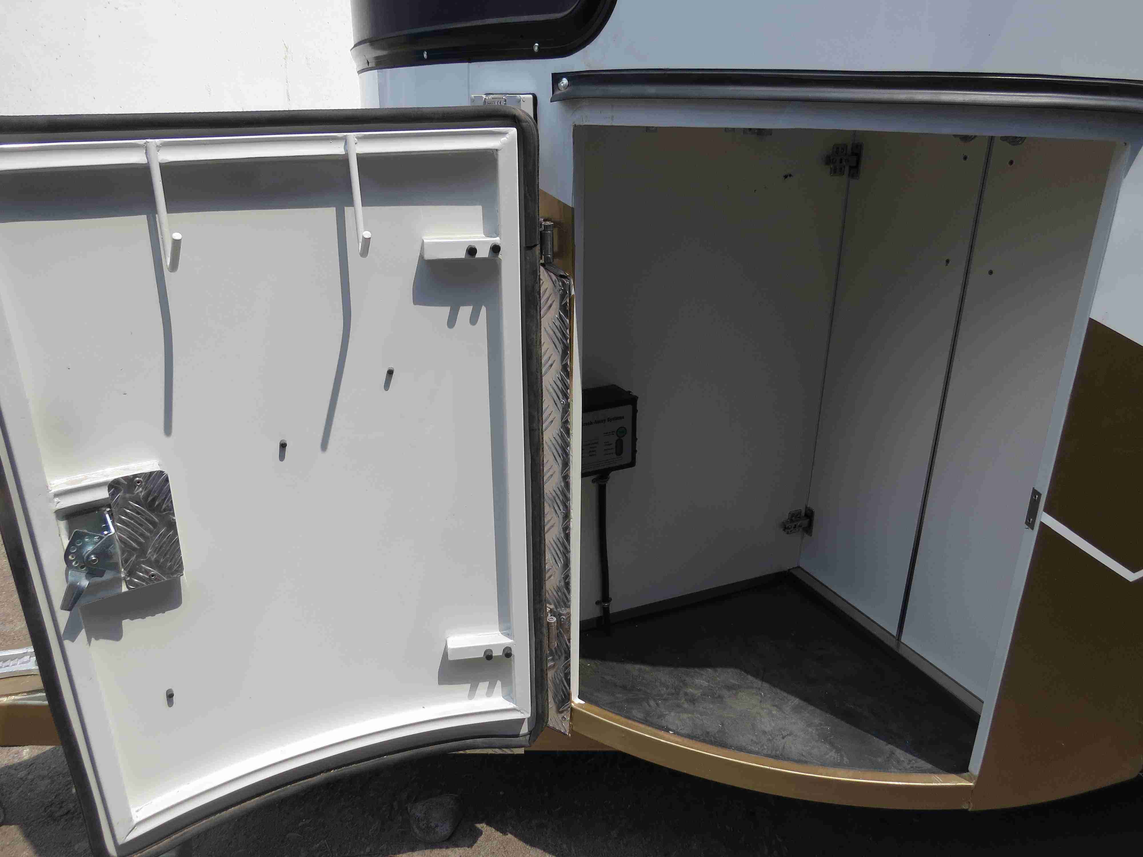 عوامة حصان من النوع الفاخر تتسع لحصانين