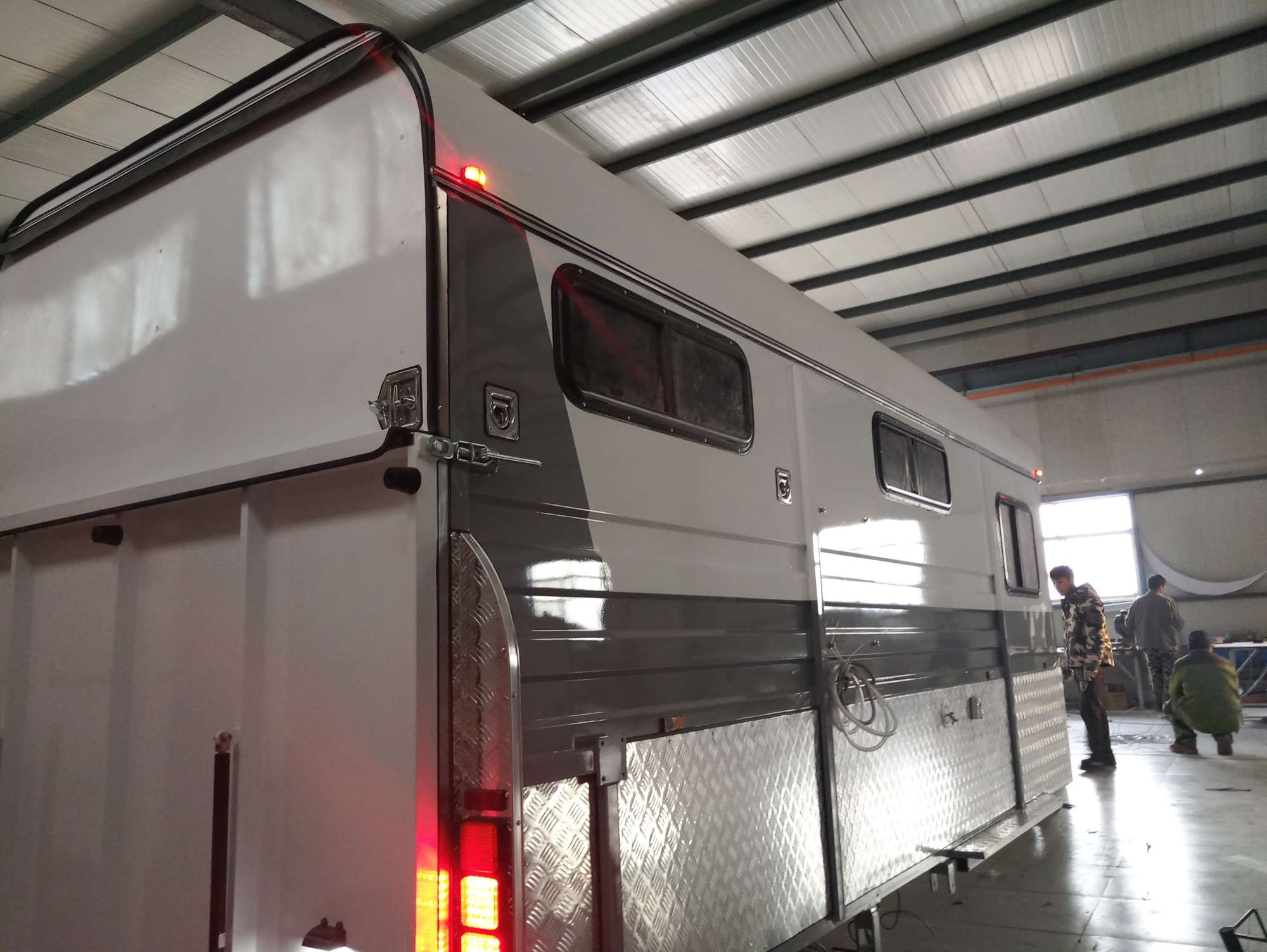 عوامة حصان من النوع الفاخر تتسع لـ 3 خيول