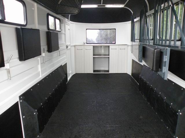 عوامة حصان من النوع الفاخر تتسع لـ 3 خيول