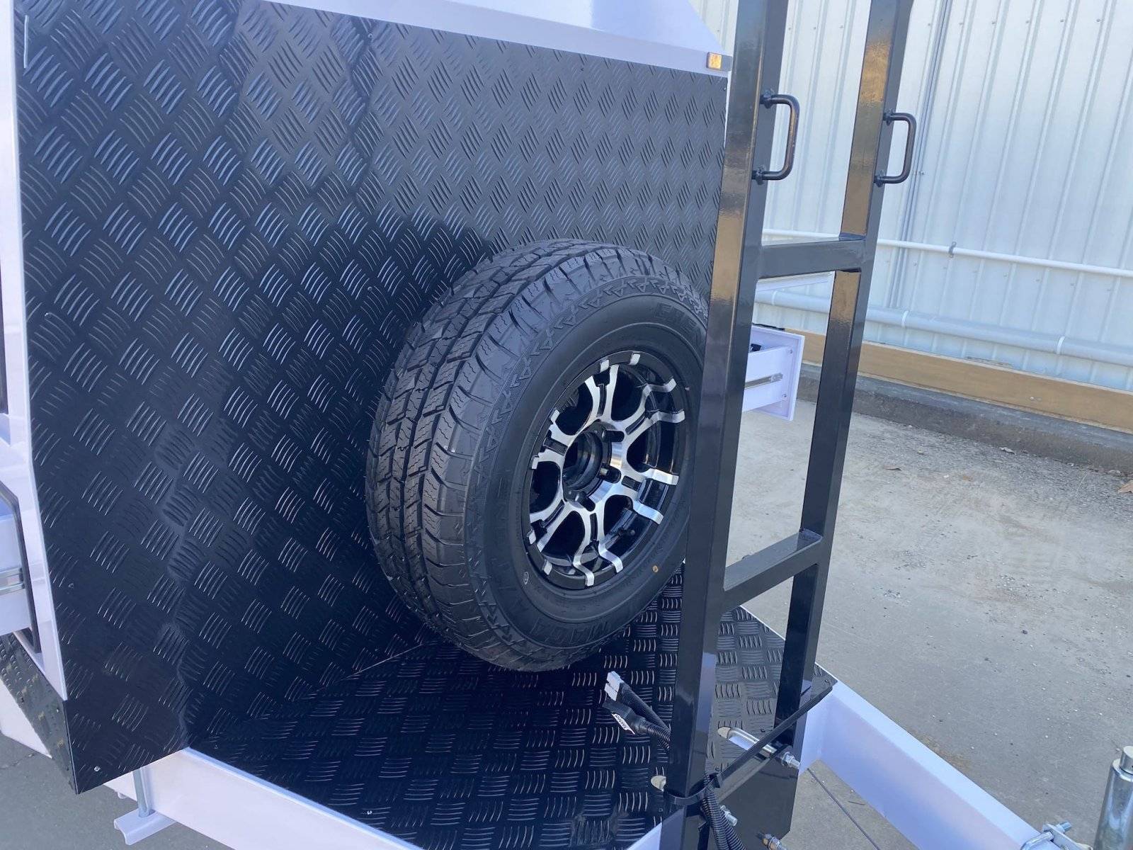 مقطورة تاجر كبيرة ذات محور واحد