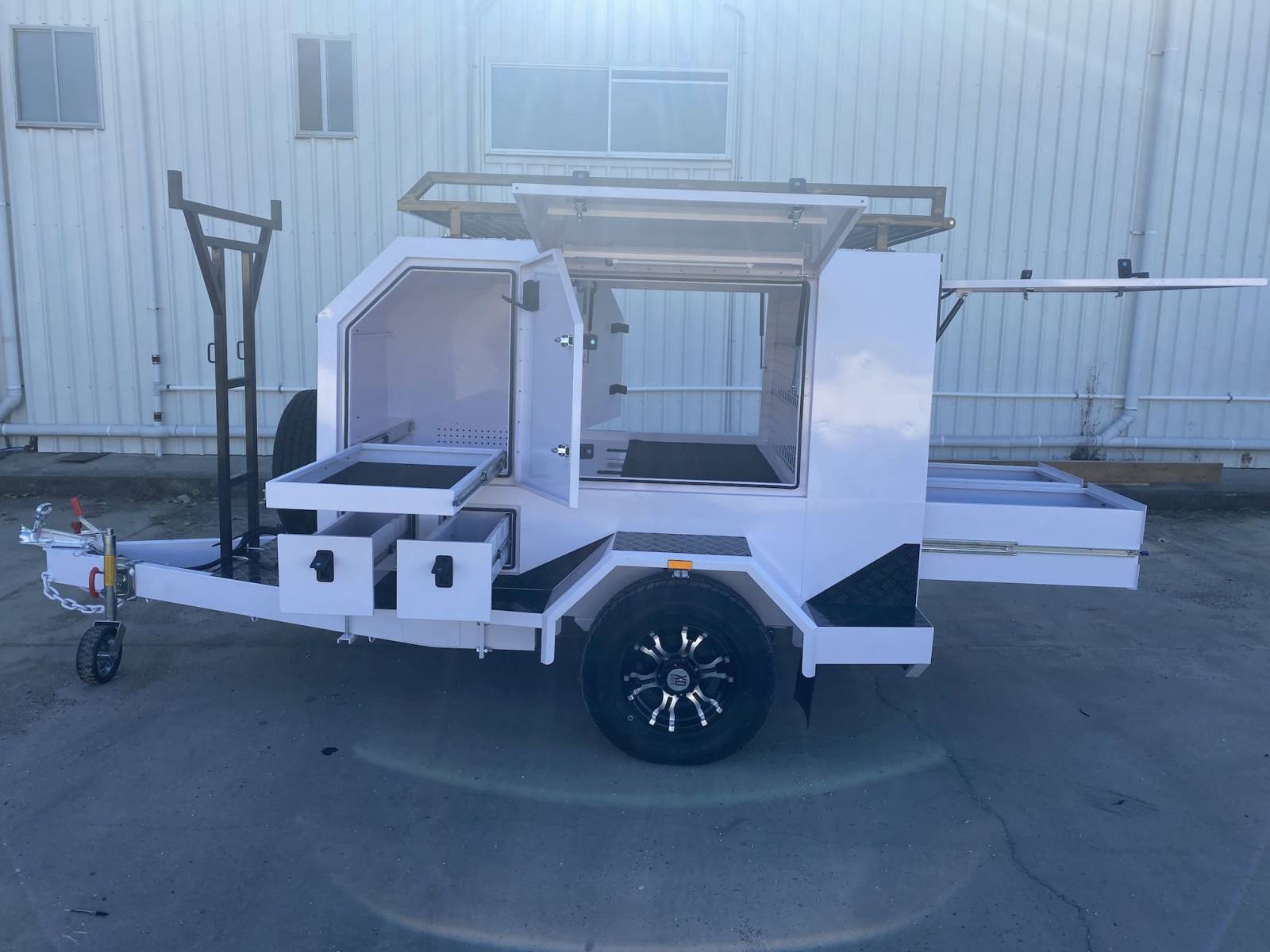 مقطورة تاجر كبيرة ذات محور واحد