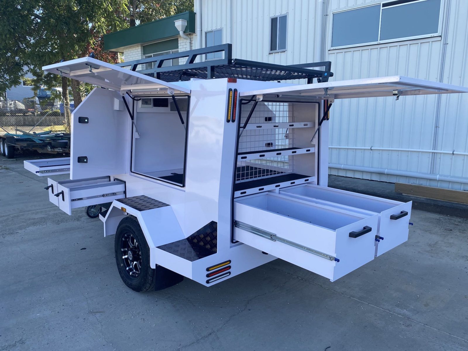 مقطورة تاجر كبيرة ذات محور واحد