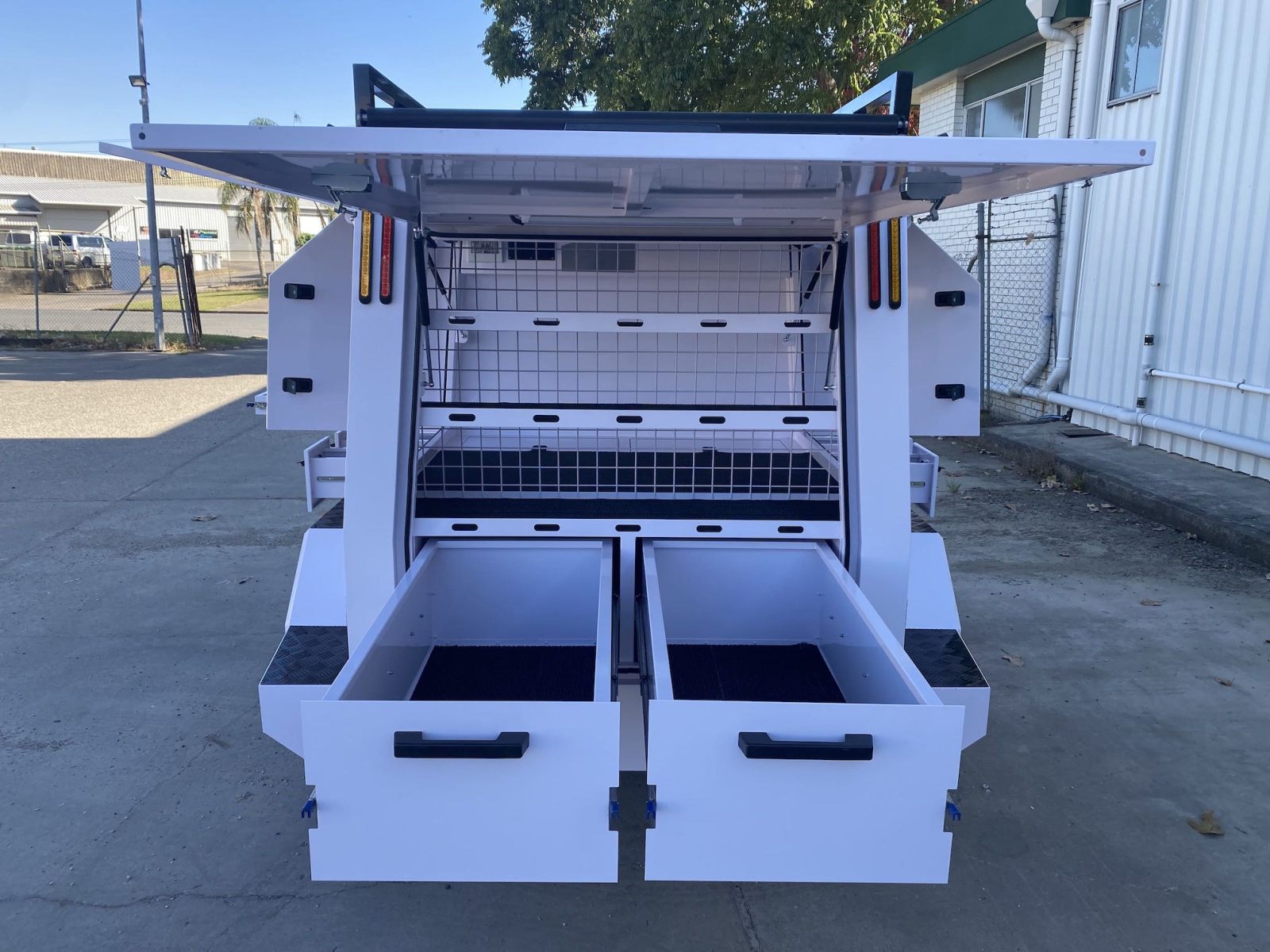 مقطورة تاجر كبيرة ذات محور واحد