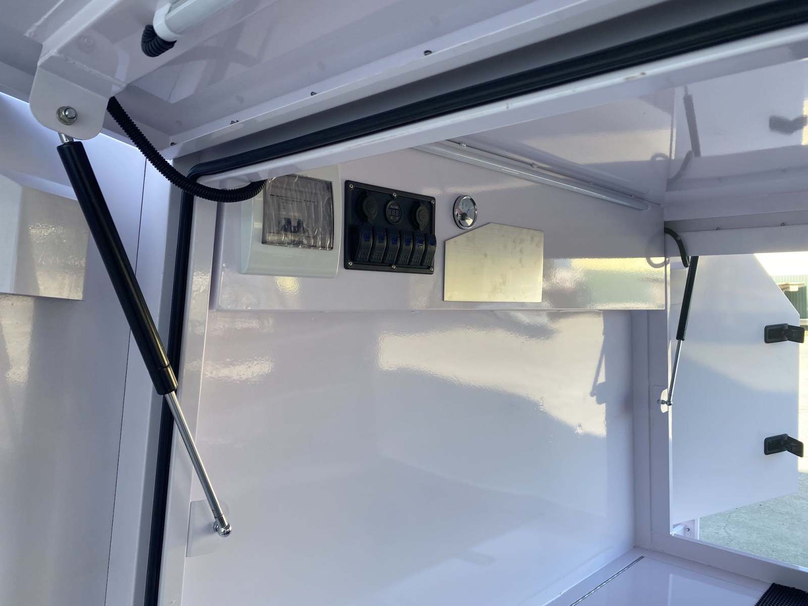 مقطورة تاجر كبيرة ذات محور واحد