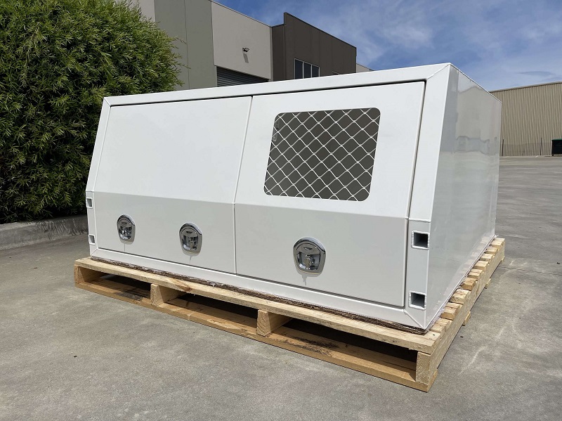 شاحنة بيك اب نورس الجناح المظلة