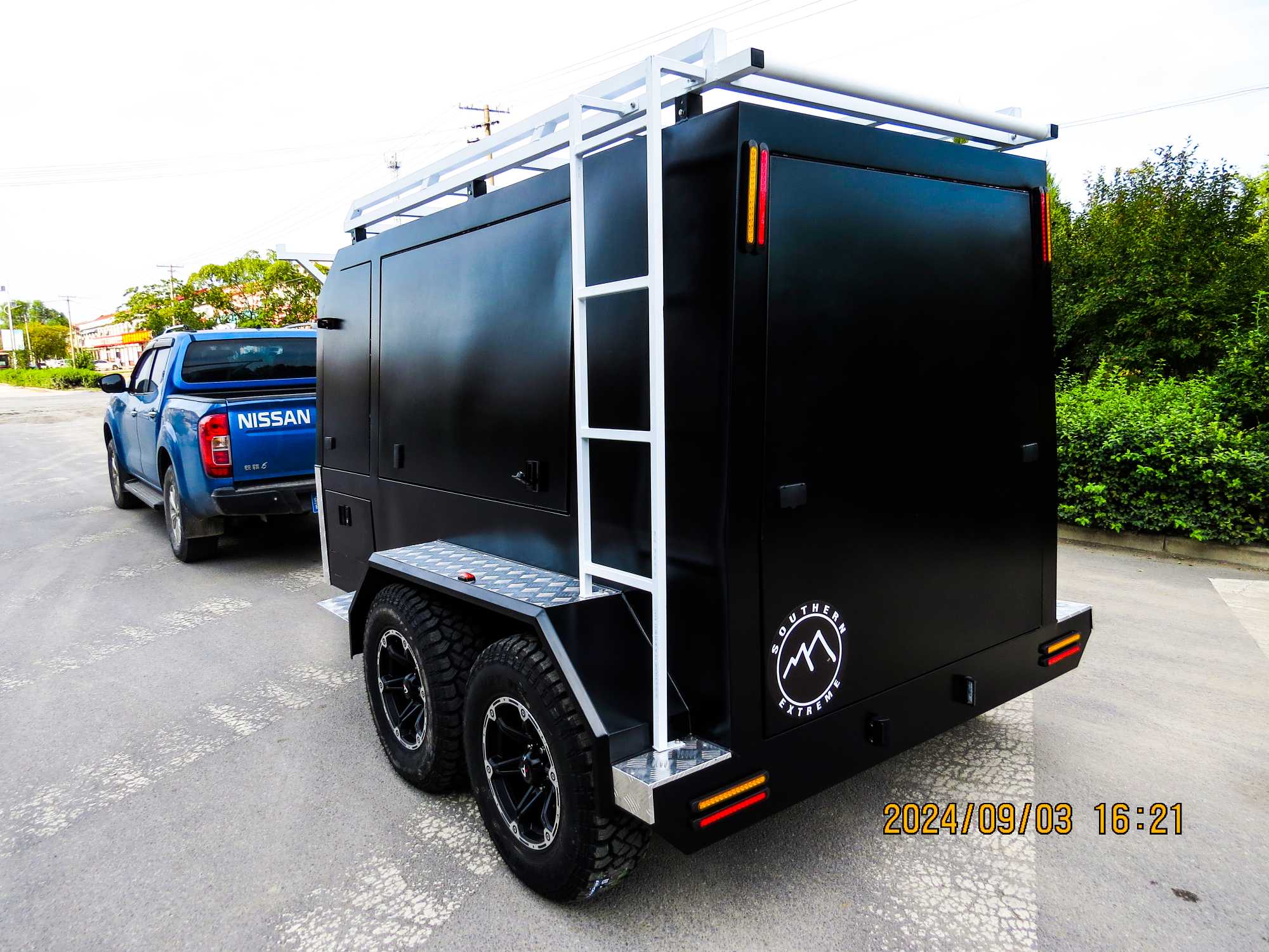 مقطورة تاجر ثنائية المحور