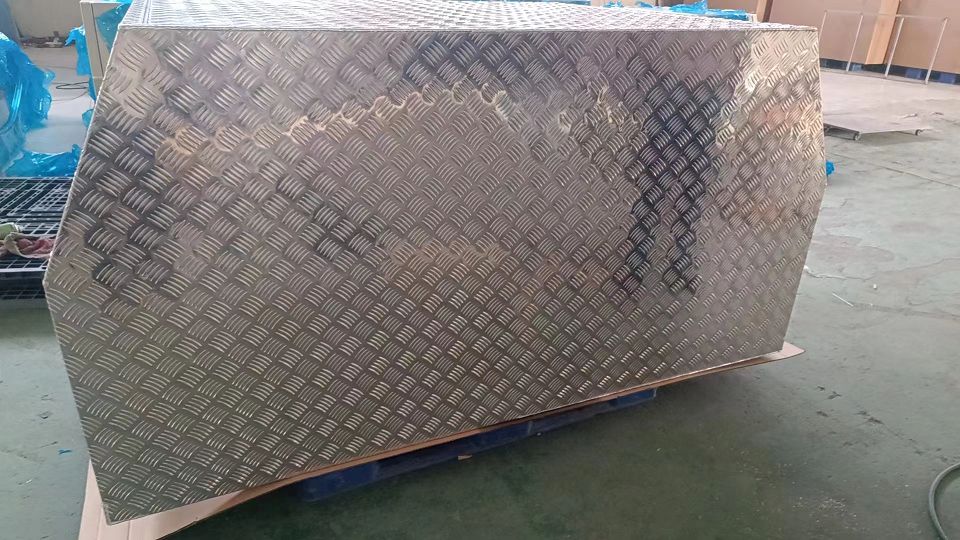 مظلة ute مع صندوق الكلب