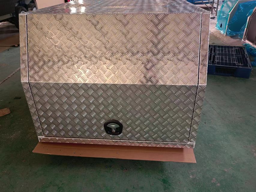 مظلة ute مع صندوق الكلب