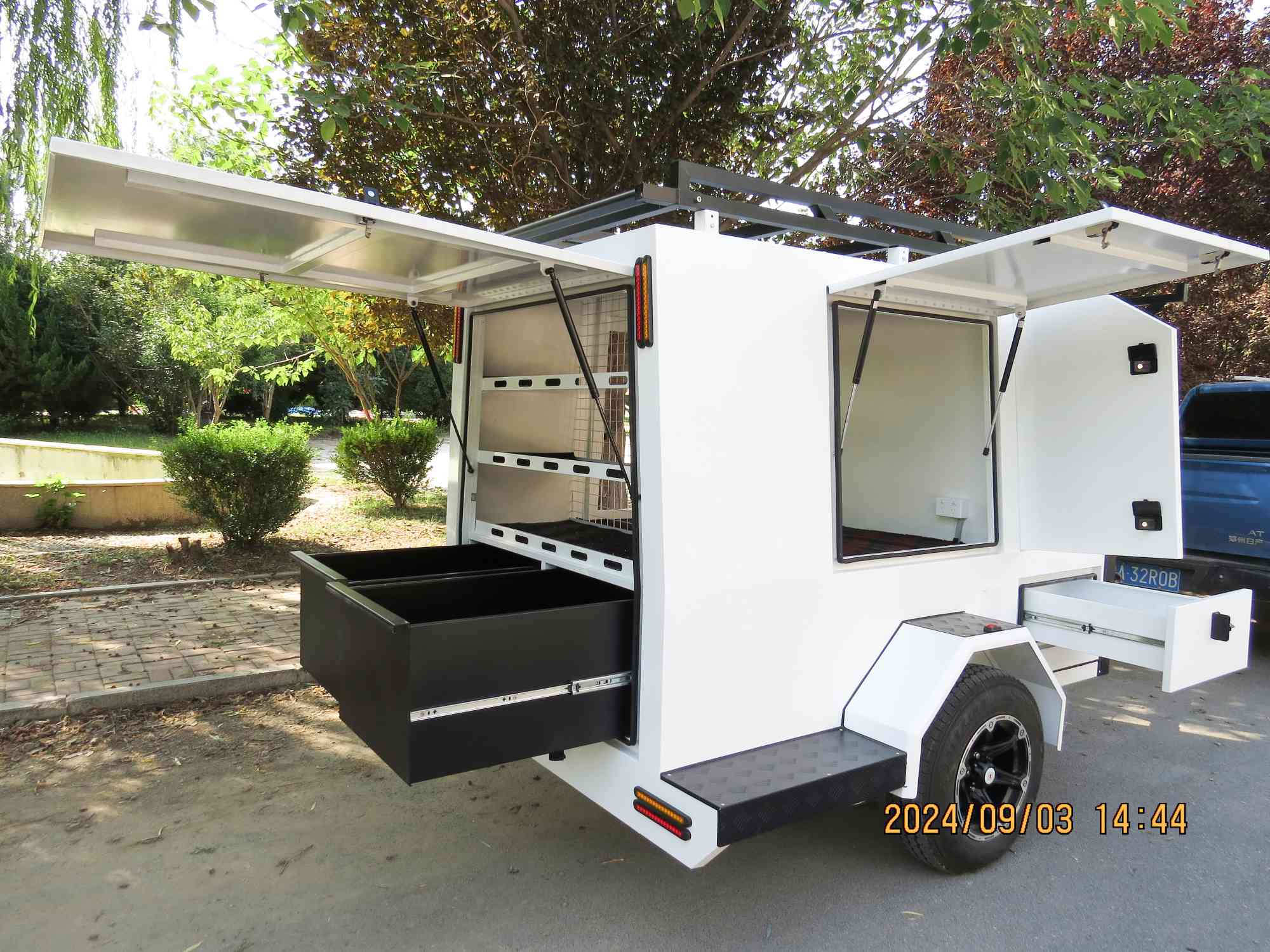 مقطورة عمل كبيرة ذات محور واحد