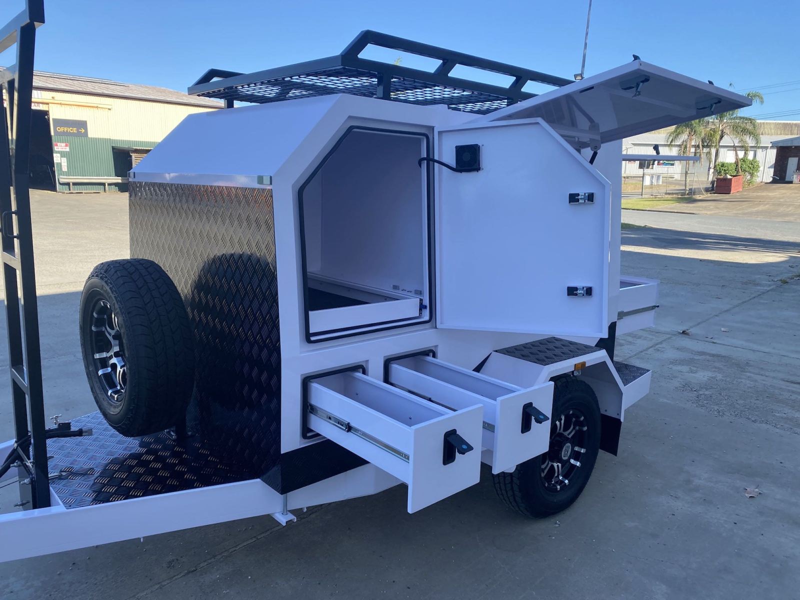 مقطورة Tradie كبيرة ذات محور واحد