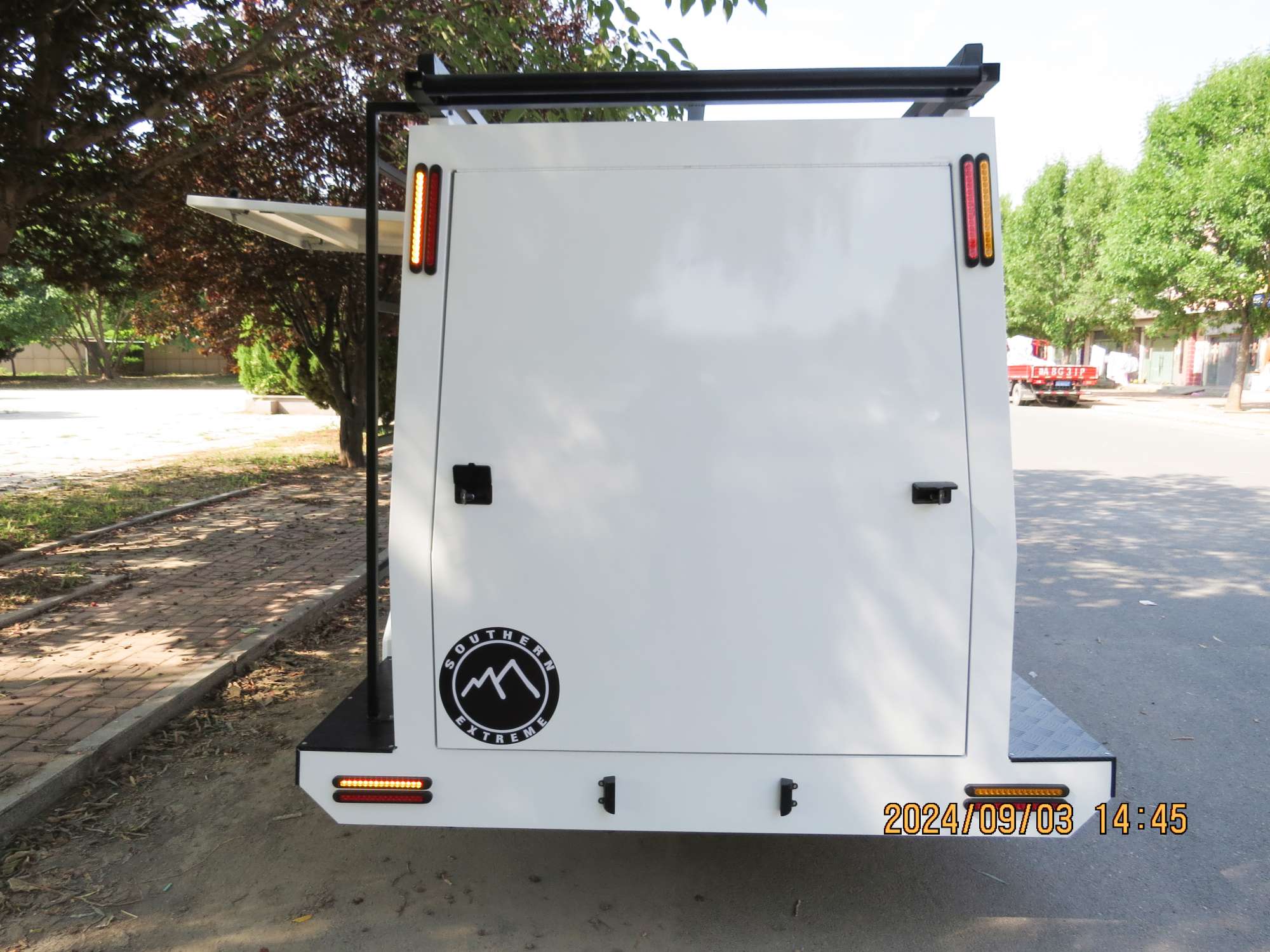 مقطورة تجارية كبيرة بمحور واحد