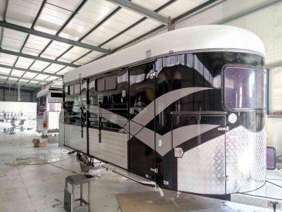 عوامة حصان من النوع الفاخر تتسع لـ 3 خيول