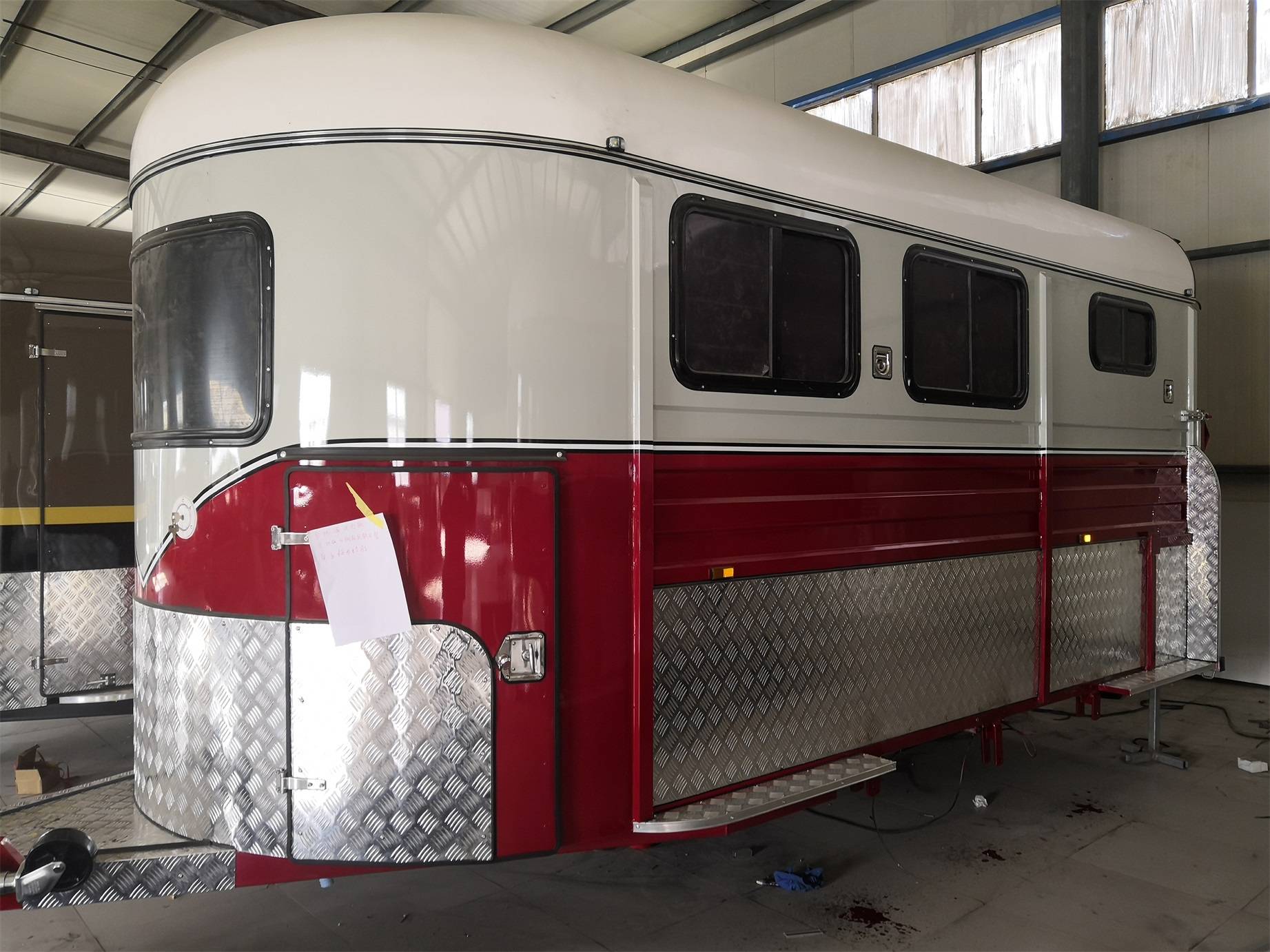 مقطورة حصان ذات تحميل زاوية من النوع القياسي 3 أحصنة مقطورة حصان ذات تحميل زاوية من النوع القياسي 3 أحصنة