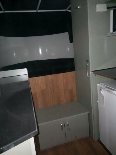 مقطورة حصان أمامية مربعة مصنوعة حسب الطلب مقطورة حصان أمامية مربعة مصنوعة حسب الطلب