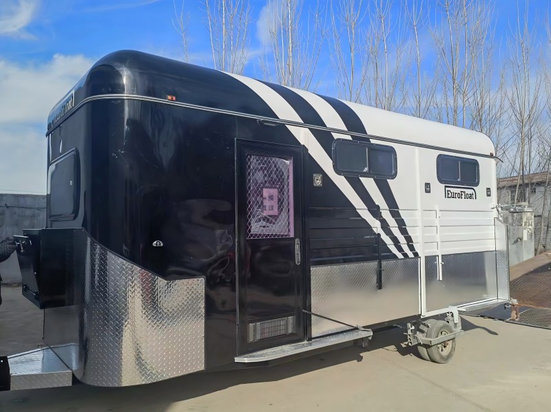 إن عوامة الحصان الأمامية المربعة المخصصة هي حل نقل رائع حقًا لمحبي الخيول. تم تصميم هذا الطفو لتلبية الاحتياجات والرغبات الفريدة لمالكه. لا يمنحها التصميم الأمامي المربع مظهرًا مميزًا فحسب، بل يوفر أيضًا مساحة إضافية ورؤية أفضل. وهي مصنوعة من مواد عالية الجودة لضمان المتانة والسلامة للخيول. يمكن تخصيص الجزء الداخلي بحشوة مريحة وأنظمة تهوية ومقصورات تخزين. سواء كان ذلك للعروض أو ركوب الدراجات أو السفر لمسافات طويلة، فإن هذا الطفو هو خيار موثوق وأنيق لنقل رفاقك الثمينين من الخيول. إن عوامة الحصان الأمامية المربعة المخصصة هي حل نقل رائع حقًا لمحبي الخيول. تم تصميم هذا الطفو لتلبية الاحتياجات والرغبات الفريدة لمالكه. لا يمنحها التصميم الأمامي المربع مظهرًا مميزًا فحسب، بل يوفر أيضًا مساحة إضافية ورؤية أفضل. وهي مصنوعة من مواد عالية الجودة لضمان المتانة والسلامة للخيول. يمكن تخصيص الجزء الداخلي بحشوة مريحة وأنظمة تهوية ومقصورات تخزين. سواء كان ذلك للعروض أو ركوب الدراجات أو السفر لمسافات طويلة، فإن هذا الطفو هو خيار موثوق وأنيق لنقل رفاقك الثمينين من الخيول.